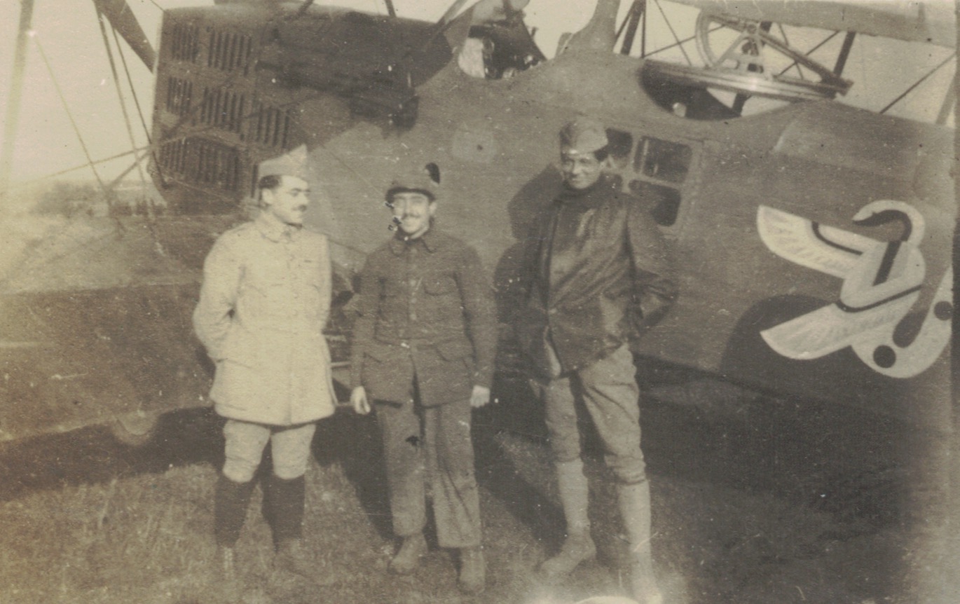 Lucien, Pierre et Henri Liotard, devant un avion de l'escadrille 107 (l'emblème est un serpent ailé) 